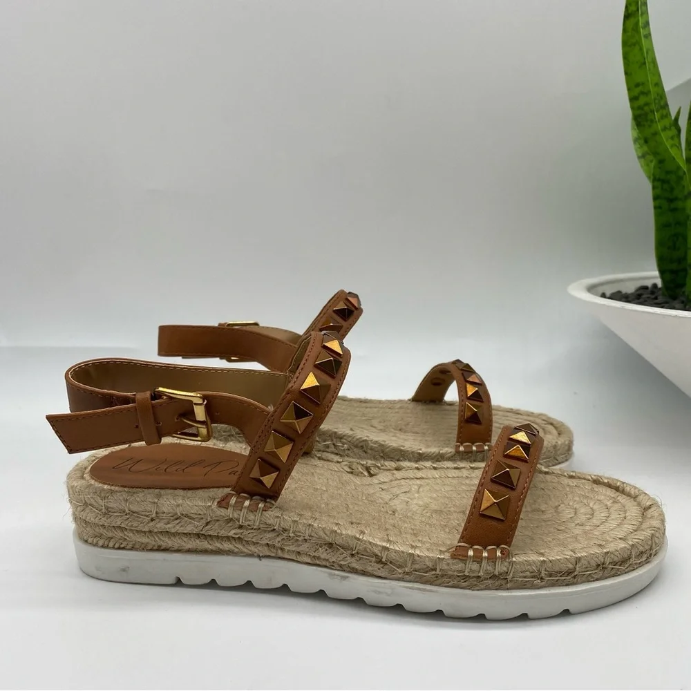 WILD PAIR Yelenah Studded Espadrille Sandals in faux leather cognac size 6.5M